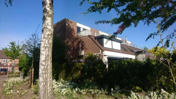 Foto van de bestaande woning aan G.J. Wiefferingdreef 9 in Weesp, vóór de ontworpen dakopbouw